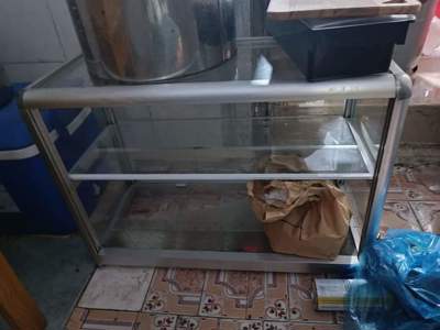 Cần thanh lý tủ kính, bàn gỗ,xe đẩy, bảng đèn 