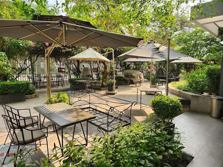 Mình cần thanh lý toàn bộ bàn ghế, thiết bị (bàn mát, tủ mát trưng bày, máy lạnh,...) quán cafe. (3)