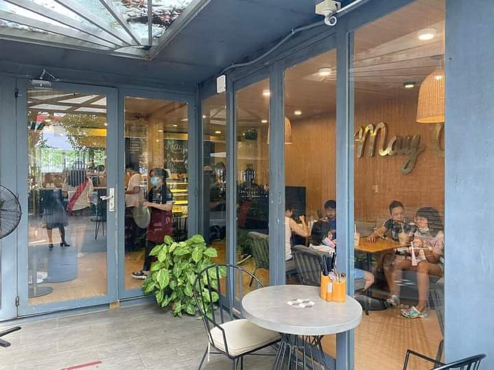 Mình cần thanh lý toàn bộ bàn ghế, thiết bị (bàn mát, tủ mát trưng bày, máy lạnh,...) quán cafe. (4)