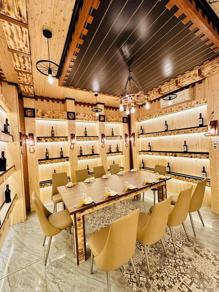 Nhân Viên Phục Vụ Nhà Hàng (1)